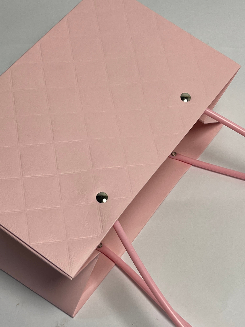 Portable Flower Bouquet Gift Bag with Handles – Quilted Waxed Cardstock Flower Box (Pink & White)