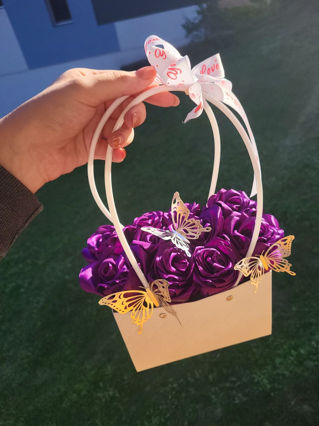 Portable Flower Bouquet Gift Bag with Handles – Quilted Waxed Cardstock Flower Box (Pink & White)