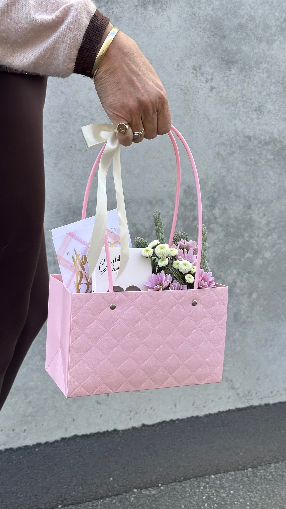 Portable Flower Bouquet Gift Bag with Handles – Quilted Waxed Cardstock Flower Box (Pink & White)