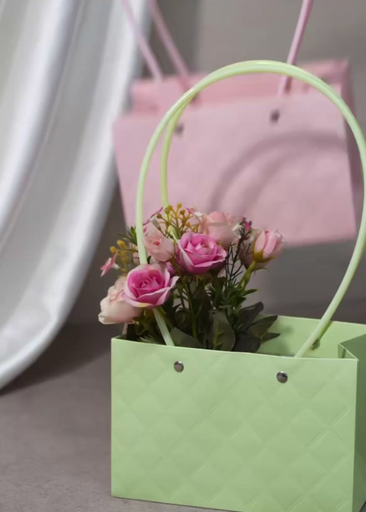 Portable Flower Bouquet Gift Bag with Handles – Quilted Waxed Cardstock Flower Box (Pink & White)